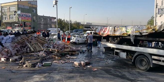 Meyve suyu yüklü kamyonet 3 araca çarparak durabildi