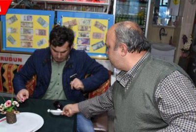 Bu kıraathaneye gelenler şakalarla panik yaşıyor