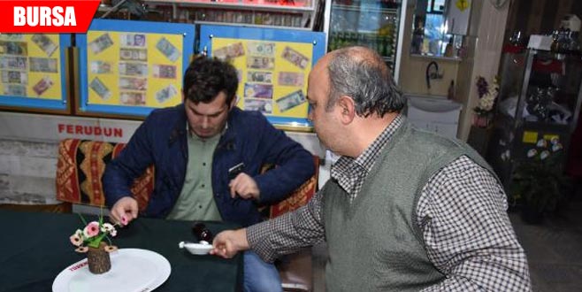 Bu kıraathaneye gelenler şakalarla panik yaşıyor