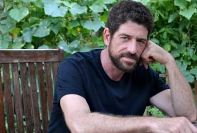 Ünlü oyuncu çekiçle ev bastı! Ortalık karıştı