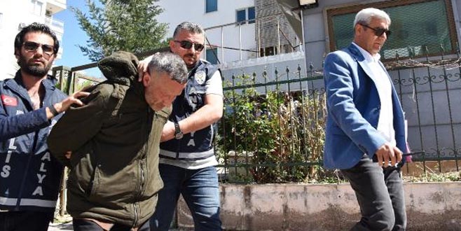 Komşusuna ters kelepçe takıp cinsel saldırıda bulunmuş