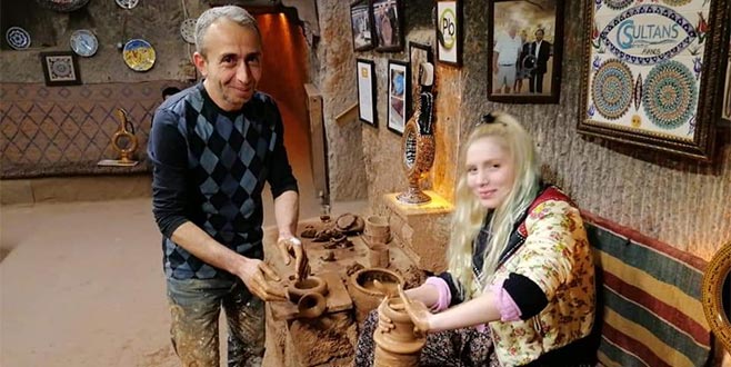 Kapadokya’da çömlek yaptı