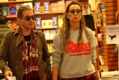 Kimseye aldırış etmediler! Ünlü çift öpüşürken yakalandı