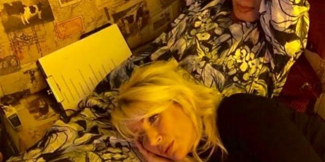 Minik Serçe’nin dizine yattı