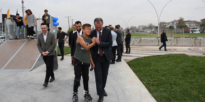 İnegöl’ün ilk kaykay parkı hizmete açıldı