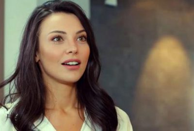 Yasak Elma’nın yıldızı Tuvana Türkay’ın annesine bakın! O da estetik güzeli çıktı