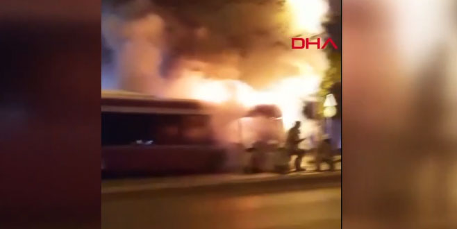 Park halindeki halk otobüsü yandı