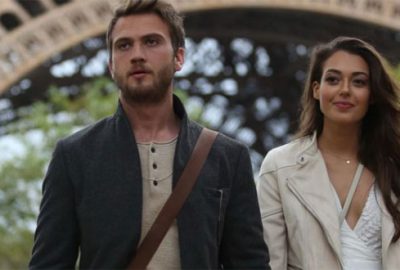 Çukur’un Sena’sı göğüs dekoltesiyle geceye damga vurdu