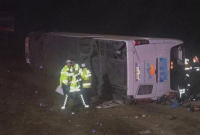 Yolcu otobüsü devrildi: 1 ölü, 45 yaralı