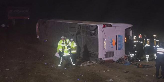 Yolcu otobüsü devrildi: 1 ölü, 45 yaralı