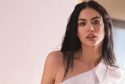 Siyah dekolteli elbisesiyle Instagram’ı yıktı geçti!