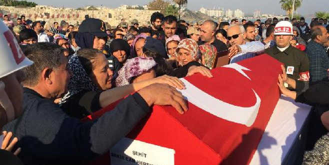 Şehit askere son görev Şehit askere son görev