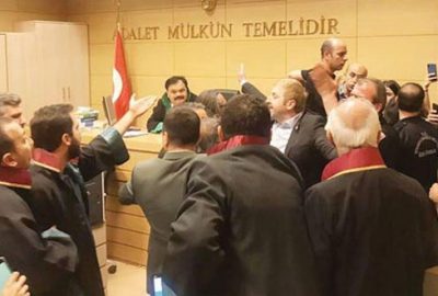 Etek boyu ölçen hakim 5 ay sonra göreve döndü