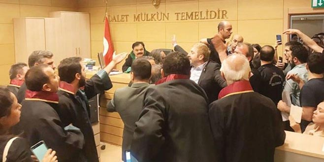 Etek boyu ölçen hakim 5 ay sonra göreve döndü