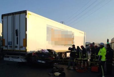 Otomobil TIR’ın altına girdi: 3 ölü