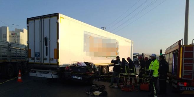 Otomobil TIR’ın altına girdi: 3 ölü