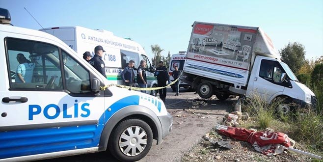 Çilek satan çocuk kamyonetin altında kalarak öldü
