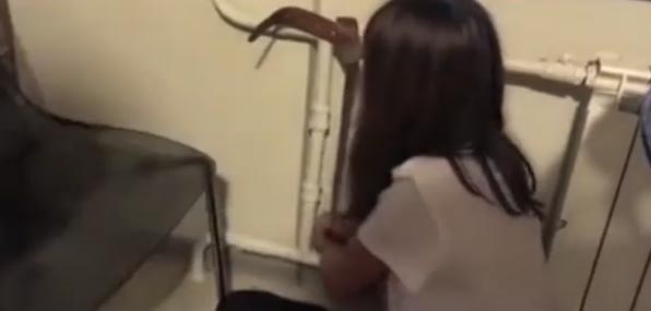 Ünlü oyuncuya büyük tepki! Kızının ellerini kalorifer peteğine bağlayıp…