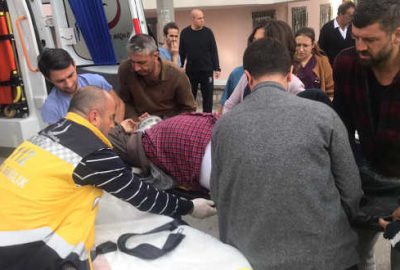 Otomobil kaldırımda yürüyen yayaya çarptı