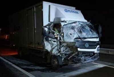 Kamyonet traktöre çarptı: 2 yaralı