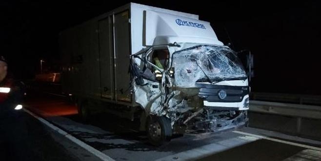 Kamyonet traktöre çarptı: 2 yaralı