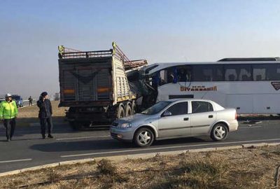 Yolcu otobüsüyle TIR çarpıştı: 2 ölü, 21 yaralı