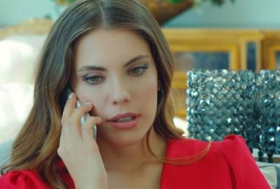 Göğüs dekolteli pozuyla büyüledi!