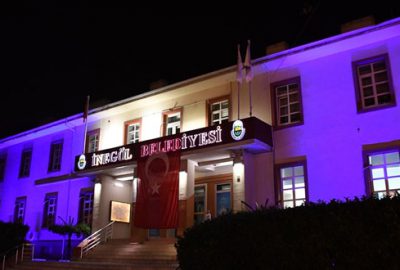 Belediyeye ait binalar, çocuklar için mavi ışıklarla aydınlatılıyor