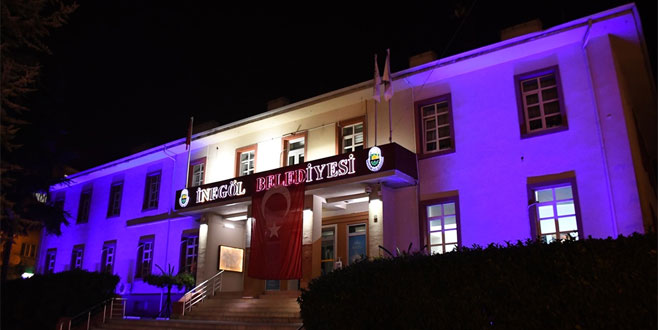 Belediyeye ait binalar, çocuklar için mavi ışıklarla aydınlatılıyor