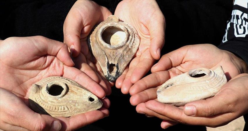 Roma dönemine ait 48 kandil ortaya çıkarıldı Diyarbakır'ın Çınar ilçesinde Zerzevan Kalesi'ndeki kazılarda, Roma dönemine ait bin