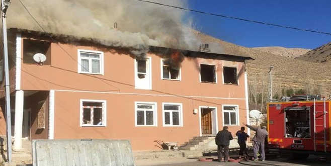 Yangın faciası: 2’si çocuk 3 ölü Yangın faciası: 2’si çocuk 3 ölü