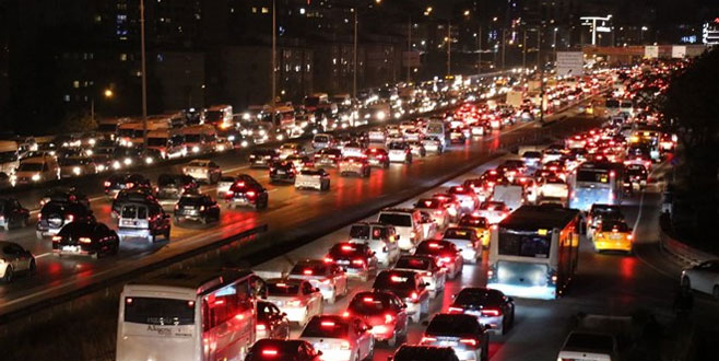 İstanbul’da trafik durma noktasına geldi İstanbul’da trafik durma noktasına geldi