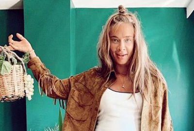 Kızını kucağına aldı