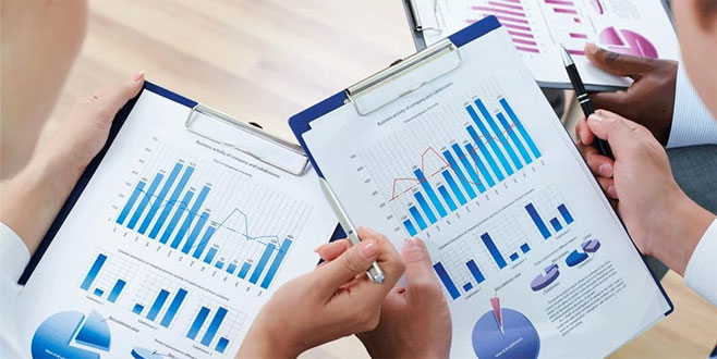 Hizmet yükseldi inşaat ve perakende geriledi