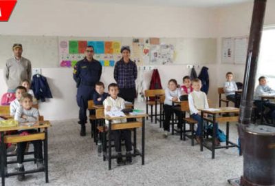 Jandarma eline fırça alıp köy okulunu boyadı