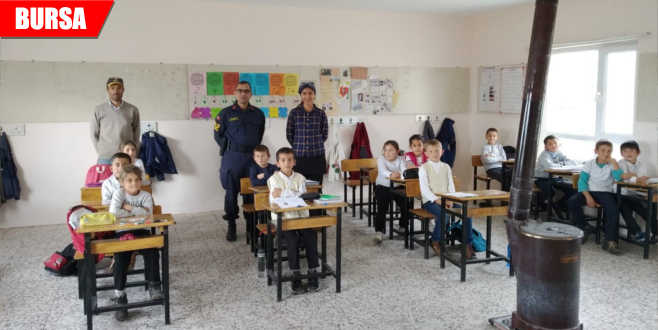 Jandarma eline fırça alıp köy okulunu boyadı