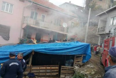 Bursa’da 3 katlı evde yangın
