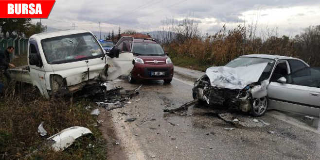 Otomobil ile kamyonet çarpıştı: Yaralılar var