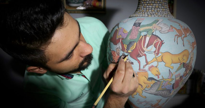 Resim sanatını çini ve seramikle buluşturdu Kütahyalı ressam, çini ve seramik ustası Ömer Numan Özyağman, tuval