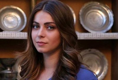 Hercai’nin Yaren’i havuz pozuyla sosyal medyayı salladı!