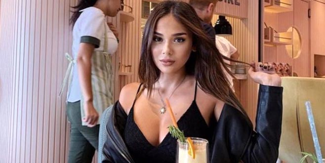 Bakirelik itirafıyla olay olan fenomen, şimdi de üstsüz poz verdi