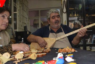 Hem saz yapıyor, hem çalıyor