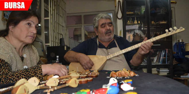 Hem saz yapıyor, hem çalıyor