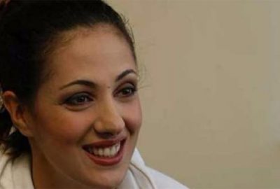 Flaşın kurbanı oldu! Sütyensiz katılınca…