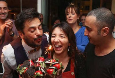 Yeni yaşına sette girdi