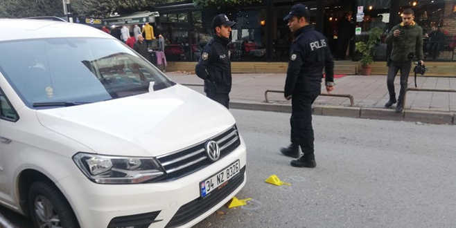 Eniştesini öldürüp başında bekledi