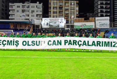 Bursasporlu futbolculardan geçmiş olsun pankartı
