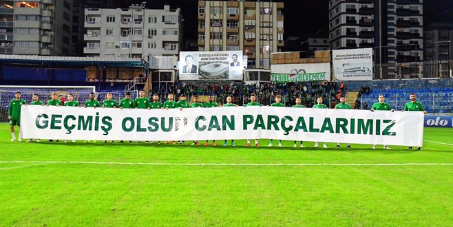 Bursasporlu futbolculardan geçmiş olsun pankartı