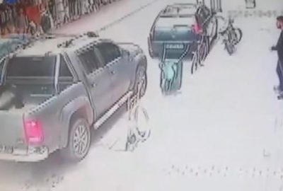 Yaşlı adama çarptı arkasına bile bakmadı