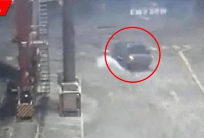 Otomobille denize böyle uçtu! İşte o anlar